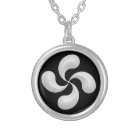 Collar cruzado vasco