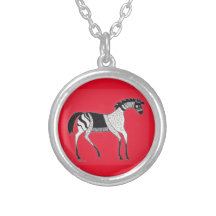 Collar de caballos rojos de inspiración griega