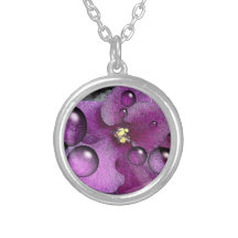 La violeta soña el collar