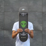 Platillos de Saucer volador y patineta de ajedrez<br><div class="desc">Un Skateboard para los que creen o fanáticos de la ciencia ficción. Está decorada con un alien verde,  un platillo volante y un mensaje de personalizable "Believe". ¡Un regalo perfecto para un geek!</div>