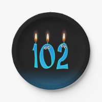 102º cumpleaños con números de velas encendidas