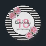 Plato De Papel 18 años rayas negras flores rosadas<br><div class="desc">Un plato de papel para una fiesta de cumpleaños 18. Bandas horizontales clásicas delgadas en blanco y negro como fondo. Con rosas rosas rosa femeninas y femeninas como decoración. Un marco blanco y rosa en la parte delantera con una plantilla para la edad, el nombre y la fecha. Número de...</div>