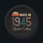 Plato De Papel 1945 Vintage 80th Birthday<br><div class="desc">Una elegante idea de regalo de año de nacimiento para cualquiera que celebre una edad hito. Este llamativo diseño de cumpleaños tiene un claro y vibrante esquema de color retro.</div>