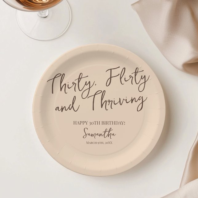 Plato De Papel 30 Aniversario del guión 30 de Flirty and Thriving (Thirty Flirty and Thriving Script 30th Birthday Paper Plates)