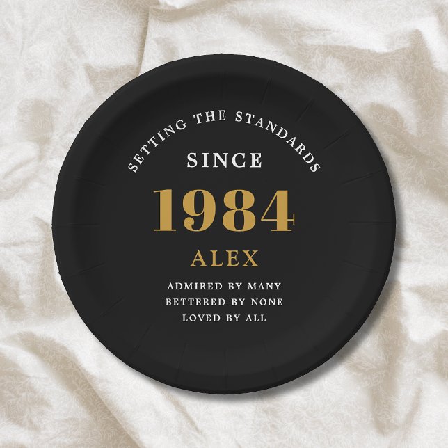Plato De Papel 40.º Nombramiento de cumpleaños 1984 Moda elegante (Sophisticated 40th birthday unique black & gold paper plates. Fully personalized party supplies.)