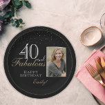 Plato De Papel 40 y Fabulous Elegant Black 40th Birthday Photo<br><div class="desc">40 y Fabuloso Elegante Script Negro 40 Plate de papel fotográfico de cumpleaños. El diseño tiene una tipografía moderna 40 y Fabulous,  Happy cumpleaños text y el nombre en colores blancos y dorados - personaliza el plato. Inserte su foto en la plantilla y haga su propio plato fiesta especial.</div>