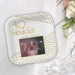 Plato De Papel 40 y Fabulous Gold Purpurina Photo 40th Birthday<br><div class="desc">40 y fabuloso Purpurina de oro Foto 40 Placas de papel Fiesta de cumpleaños. Diseño moderno con tipografía de moda y falsos puntos purpurinas de oro. El diseño tiene una foto y un nombre personalizado. Haz placas personalizadas de papel para fiestas de 40 años para ella.</div>