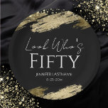 Plato De Papel 50.ª Fiesta de Cumpleaños Gold Black Look Who's<br><div class="desc">Elegante diseño de salpicaduras de Relieve metalizado dorado Faux. Todo el texto es ajustable y fácil de cambiar para sus propias necesidades fiestas. Gran diseño elegante de plantilla de 50 años. Unas servilletas de fiesta de cumpleaños. Negro y oro</div>