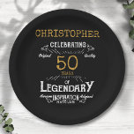 Plato De Papel 50.ª legendaria retro de oro negro<br><div class="desc">Para los que celebran su 50 aniversario tenemos los platos ideales para la fiesta de cumpleaños con un toque vintage. El fondo negro con un diseño de tipografía blanca y dorada es sencillo y elegante con un toque retro. Personalizar fácilmente el texto de esta placa de cumpleaños utilizando la plantilla...</div>