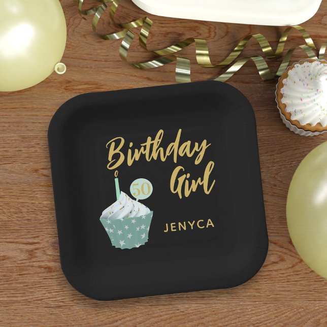 Plato De Papel 50.ª tarta de papel Chica de cumpleaños (Add the birthday girl's name and age to these fun cupcake theme black and gold paper plates)