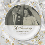 Plato De Papel 50.º Aniversario de Oro Boda de papel fotográfico<br><div class="desc">Personaliza con tu foto boda favorita y detalles especiales de cincuenta años de boda dorado en la tipografía de oro de moda. Diseñado por Thisisnotme©</div>