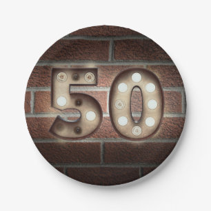 Plato De Papel 50.º cartel de cumpleaños en una pared de ladrillo