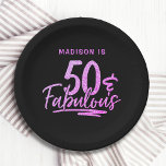 Plato De Papel 50 y fabuloso Purpurina púrpura 50.<br><div class="desc">50 & Fabulous Purple Purpurina 50th Birthday Sparkle Paper Fiestas Plates presenta el moderno diseño de texto "50 & Fabulous" en el guión de caligrafía purpurina morado sobre un fondo negro. Personalizado con el nombre personalizado anterior editando el texto en el cuadro de texto proporcionado. Perfecto para una fiesta de...</div>