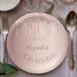 Plato De Papel 60 cumpleaños rosa de color oro purpurina goteo no<br><div class="desc">Un plato de papel para una fiesta de cumpleaños 60 glamurosa y femenina. Un falso fondo metálico rosa dorado con un elegante purpurina rosa de oro goteo, pinta goteo. El texto: El nombre está escrito en oro rosa oscuro con un gran guión de estilo moderno con letras a mano. Plantilla...</div>
