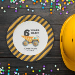 Plato De Papel 6th birthday boy construction theme<br><div class="desc">Lindo diseño para tu fiesta de cumpleaños con tematica de Construccion este diseño lleva un camion de construccion cargando el numero 6 idel para la fiesta de 6 años de tu hijo!. Personaliza este lindo plato con los datos de la fiesta de tu hijo</div>