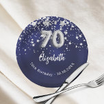 Plato De Papel 70.º cumpleaños estrellas de plata azul marino<br><div class="desc">Para una celebración de cumpleaños número 70. Un color de fondo azul marino con estrellas falsas de plata. El color azul es desigual. Añade tu nombre,  texto.</div>