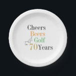 Plato De Papel 70.º Fiesta de cervezas de cumpleaños<br><div class="desc">Este es un diseño moderno y fresco, 70 años, fiesta de golf. Es un diseño sencillo y mínimo, en blanco y negro clásico, con brotes de oro, naranja y tipografía verde. Perfecto para una fiesta de cumpleaños 70, con temática de golf y cerveza. Este diseño es totalmente personalizable, simplemente utilice...</div>