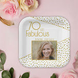 Plato De Papel 70 y Fabulous Gold Purpurina Photo 70th Birthday<br><div class="desc">70 y fabulosas placas de papel de Purpurina de oro Fotografía 70th Birthday Party. Diseño moderno con tipografía de moda y falsos puntos purpurinas de oro. El diseño tiene una foto y un nombre personalizado. Haz placas personalizadas de papel para su cumpleaños número 70.</div>
