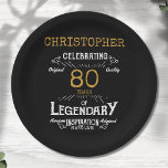 Plato De Papel 80.ª legendaria retro de oro negro<br><div class="desc">Para los que celebran su cumpleaños número 80, tenemos los platos ideales para fiestas de cumpleaños con un toque vintage. El fondo negro con un diseño de tipografía blanca y dorada es sencillo y elegante con un toque retro. Personalizar fácilmente el texto de esta placa de cumpleaños utilizando la plantilla...</div>