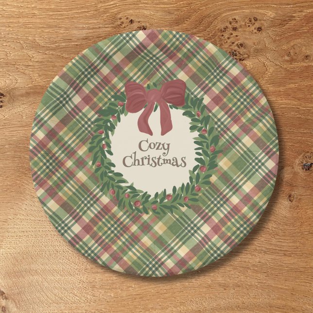 Plato de papel a cuadros navideños acogedores con  (Cozy Christmas Wreath Party Plates- Plaid Design)