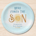 Plato De Papel Acá Ven El Baby Shower Del Hijo<br><div class="desc">Estas placas de papel para bebés de este lindo niño presentan el texto "Here Comes The Son" en una tipografía elegante azul y marrón con un sol de color amarillo y azul sonriente y un cielo azul. Personalizable fácil. Acuarela original © Michele Davies.</div>