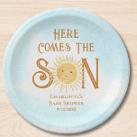 Plato De Papel Acá viene el Baby Shower del niño<br><div class="desc">Estas placas de papel para bebé de este lindo niño presentan el texto "Here Comes The Son" en una tipografía elegante con un sol de color amarillo y azul sonriente y color amarillo. Personalizable fácil. Porque creamos nuestra obra de arte no encontrarás esta imagen exacta de otros diseñadores. Acuarela original...</div>