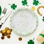 Plato De Papel Afortunada en el amor por San Patricio<br><div class="desc">Celebre con estilo con esta moderna y muy moderna ducha de matrimonio o platos de papel para fiestas de cumpleaños. Este diseño es fácil de personalizar con la redacción de su evento especial y sus invitados estarán encantados cuando vean estos fabulosos platos. Se pueden encontrar elementos coincidentes en la colección....</div>
