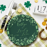 Plato De Papel Afortunada en el amor por San Patricio<br><div class="desc">Celebre con estilo con esta moderna y muy moderna ducha de matrimonio o platos de papel para fiestas de cumpleaños. Este diseño es fácil de personalizar con la redacción de su evento especial y sus invitados estarán encantados cuando vean estos fabulosos platos. Se pueden encontrar elementos coincidentes en la colección....</div>