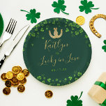 Plato De Papel Afortunada en el amor por San Patricio<br><div class="desc">Celebre con estilo con esta moderna y muy moderna ducha de matrimonio o platos de papel para fiestas de cumpleaños. Este diseño es fácil de personalizar con la redacción de su evento especial y sus invitados estarán encantados cuando vean estos fabulosos platos. Se pueden encontrar elementos coincidentes en la colección....</div>