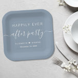 Plato De Papel Afortunadamente después de la recepción de una bod<br><div class="desc">Platos de papel azul polvoriento de moda para la recepción de tu boda y otras celebraciones post-bodas que presentan "Feliz eterno después del Fiesta" en una simple y moderna tipografía blanca y un elegante guión blanco con toques,  tus nombres unidos por un corazón y tu fecha de recepción.</div>