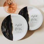 Plato De Papel Agate Geode Script Black Gold<br><div class="desc">Estos elegantes platos bodas modernos presentan un diseño de acuarela negra adornado con falsos purpurinas de oro. Personalizar fácilmente el texto gris carbón en un fondo blanco,  con los nombres de la novia y el novio en caligrafía de escritura a mano sobre una gran ampersand gris pálido.</div>