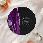 Plato De Papel Agate Geode Script Purple Silver Dark Boda<br><div class="desc">Estos elegantes platos bodas modernos presentan un diseño de acuarela violeta adornado con un purpurina de plata falso. Personalizar fácilmente el texto gris plateado en un fondo fuera de negro,  con los nombres de la novia y el novio en caligrafía de escritura a mano sobre una gran ampersand gris.</div>