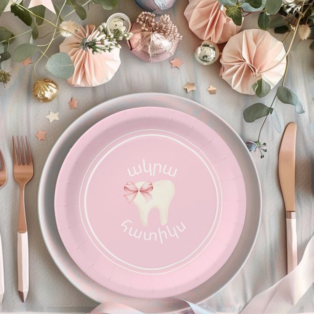 Plato De Papel Agra Hadig Pink Bow First Tooth (Agra Hadig Armenian Letters Paper plate table setting, pink for girl)