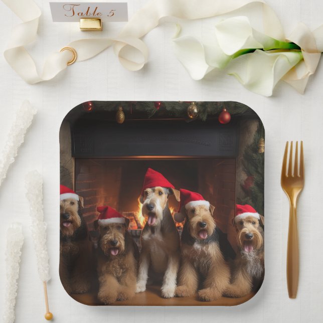 Plato De Papel Airedale junto a la chimenea de Navidad (Boda)