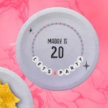 Plato De Papel Amistad Pulsera Púrpura Cumpleaños<br><div class="desc">Ilustracion de una pulsera de amistad con abalorios con texto "vamos fiesta" sobre fondo degradado violeta angustiado. Personalice el texto en el centro.</div>