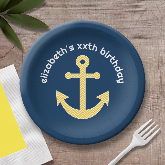 Plato De Papel Ancla náutica con patrón de cheurón amarillo de la (Personalized birthday party plate with area for name)