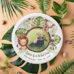 Plato De Papel Animales de la jungla de fotos silvestres abandona<br><div class="desc">Para una fiesta de primer cumpleaños con tema de animales salvajes uno / safari. Alrededor de una foto infantil con un marco de madera marrón redonda, hay un grupo de lindos animales de la jungla pintados con acuarela: un león, una jirafa, un elefante y una cebra, con monstera exótica y...</div>