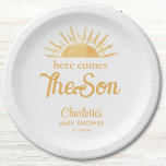 Plato De Papel Aquí Viene El Baby Shower Del Hijo<br><div class="desc">Decoren la ducha de bebé de su chico con temática solar con estos adorables platos de papel. Presentan el texto "Here Comes The Son" en una tipografía elegante con un sol de color amarillo. Personalizable fácil. Acuarela original © Michele Davies.</div>