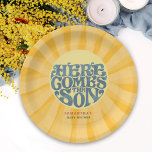 Plato De Papel Aquí viene el Baby Shower retro de los hijos<br><div class="desc">Celebra la próxima alegría de la luz del sol con nuestro plato de papel de ducha para bebé "Here Comes the Son"! Acepta la emoción, mientras espera con impaciencia la llegada de su pequeño hombre. El calor, la felicidad y una vida llena de recuerdos preciados están en el horizonte, ya...</div>