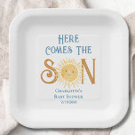 Plato De Papel Aquí viene el Baby Shower Son Sunshine<br><div class="desc">Estas placas de papel para la ducha de bebé muestran el texto "Here Comes The Son" en una tipografía azul elegante con un bonito sol color amarillo de agua. Personalizable fácil. Acuarela original © Michele Davies.</div>