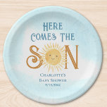 Plato De Papel Aquí viene el Baby Shower Son Sunshine<br><div class="desc">Estas placas de papel para bebés de este lindo niño presentan el texto "Here Comes The Son" en una tipografía retro con un sol de color amarillo y azul sonriente y color amarillo. Personalizable fácil. Porque creamos nuestra obra de arte no encontrarás esta imagen exacta de otros diseñadores. Acuarela original...</div>