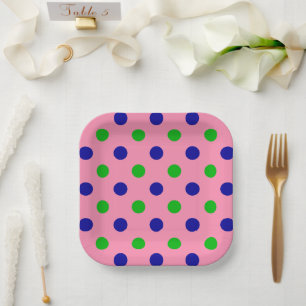 Plato De Papel Azul y Verde sobre Patrón de Lunares Rosados