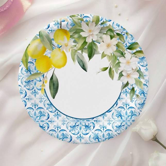 Plato De Papel Azulejos Azules Mediterráneos y Desayuno Nupcial d (Mediterranean Blue Tiles and Lemons Bridal Shower Paper Plates on a table with a white rose.)