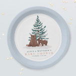 Plato De Papel Baby Bear Evergreen Winter Baby Shower<br><div class="desc">Este elegante y caprichoso diseño de placas de papel para bebé "Baby It's Cold Outside" presenta dos bonitos osos de invierno marrones en un bosque de pinos verdes, con una ráfaga de nieve. El diseño neutro en género puede ser totalmente personalizado con los nombres de los padres y la fecha...</div>