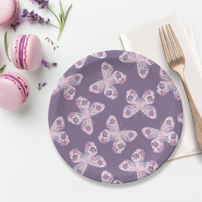 Plato De Papel Baby Shower con patrones de mariposa floral morada (Shown on a 7" round paper plate)