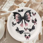 Plato De Papel Baby Shower de Halloween rosa gótico<br><div class="desc">Celebra tu ducha de bebé con un toque de diversión festiva usando nuestras Cute Halloween Baby Shower Paper Plates. Estos encantadores platos combinan la alegría de una ducha de bebé con el espíritu lúdico de Halloween, convirtiéndolos en la adición perfecta a su vajilla fiesta. Product Features: Adorable Halloween Design: Con...</div>