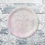 Plato De Papel Baby Shower rosa de copo de nieve de plata helada<br><div class="desc">Este invierno congelado "un pequeño copo de nieve está en camino" chica de papel para bebé incluye falsos copos de nieve de plata en un fondo rosa claro con acuarela. Personalízalo para tus necesidades. Puedes encontrar productos coincidentes en mi tienda.</div>