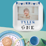 Plato De Papel Balón de fútbol 1er cumpleaños Foto fiesta de cump<br><div class="desc">Bolas de fútbol plancha de papel de cumpleaños con foto. Platos de fiesta de cumpleaños para el fiesta de primer cumpleaños con una foto de personalizado. El diseño tiene una pelota de fútbol y banderas de afinamiento en colores blanco y azul. Celebración de cumpleaños con temática de fútbol. Personalice con...</div>