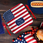 Plato De Papel Bandera Patriótica de EEUU Feliz 4 de julio, nombr<br><div class="desc">Presentamos nuestra bandera Patriótica de los Estados Unidos "Feliz 4 de julio" Diseño de decoración de cocina con el nombre de la familia en colores oficiales de los Estados Unidos, ¡la adición perfecta a sus celebraciones del Día de la Independencia! Muestra tu orgullo americano en el estilo con este diseño...</div>