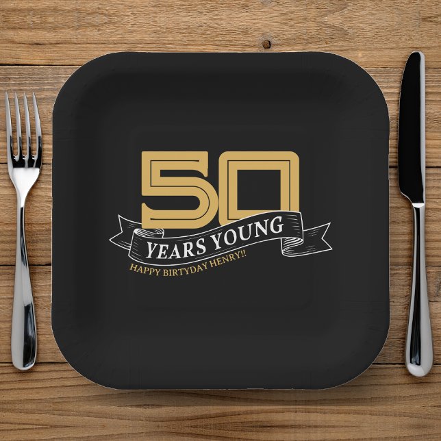Plato De Papel Banner joven de 50 años Black & Gold (Black & Gold 50 Years Young Banner 50th Birthday Paper Plates)